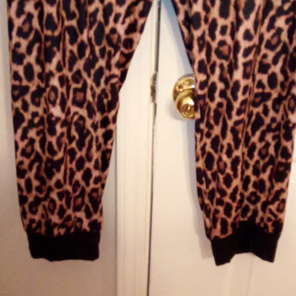 🐆 Leopard Print Pants 🐆 - Picture 3 of 8